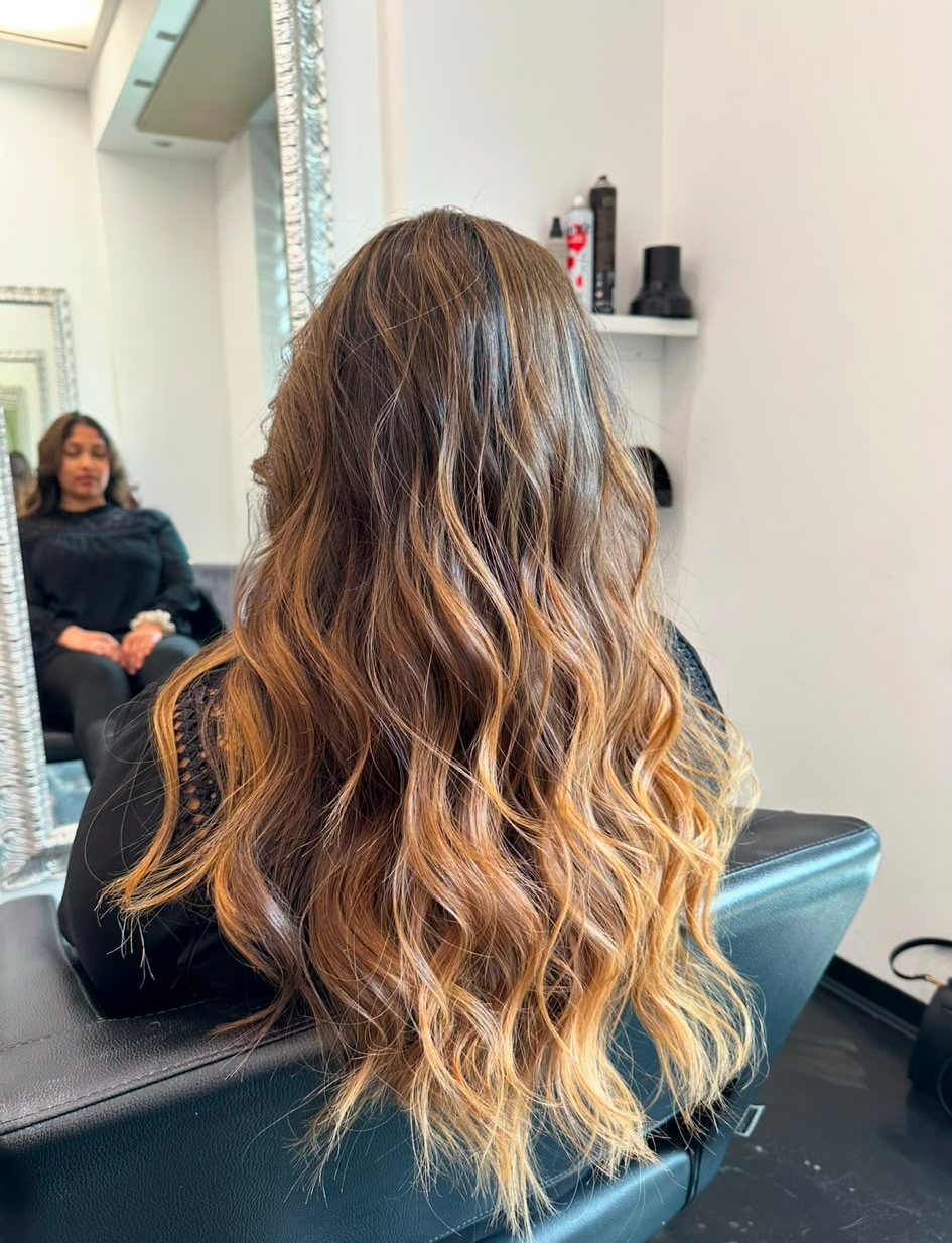 Balayage Air Touch con onde dorate realizzato da Lucky Salon a Varese