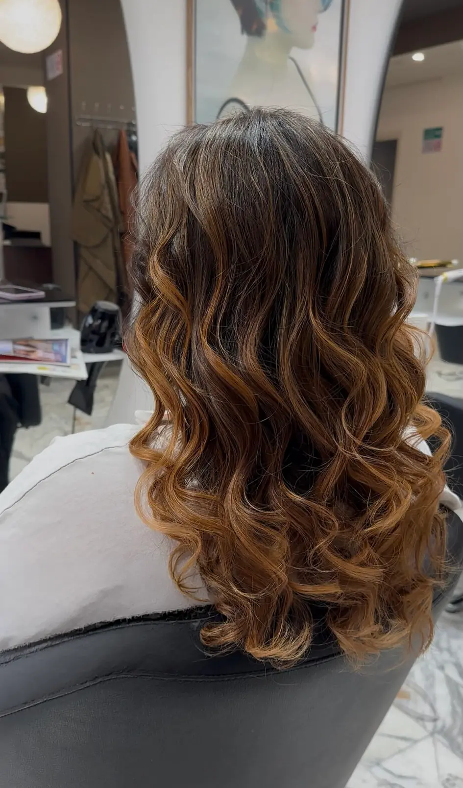 Capelli castani con onde caramello luminose